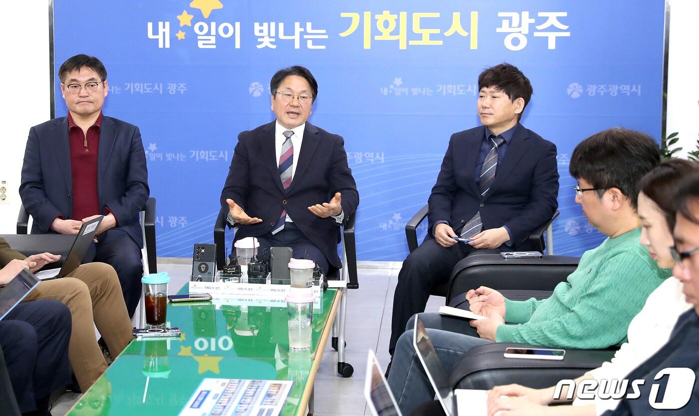 강기정 광주시장이  시청 기자실에서 차담회를 하고 대통령실의 민생토론회 광주전남 공동 개최 움직임을 비판하고 있다. (광주시 제공)2024.3.11/뉴스1 ⓒ News1 박준배 기자