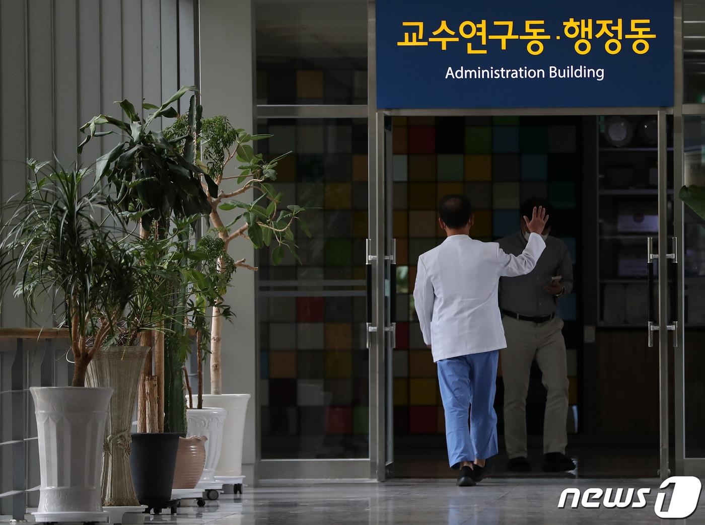 본문 이미지 - 11일 경남 양산시 물금읍 양산부산대병원에서 의료진이 이동하고 있다. 2024.3.11/뉴스1 ⓒ News1 윤일지 기자