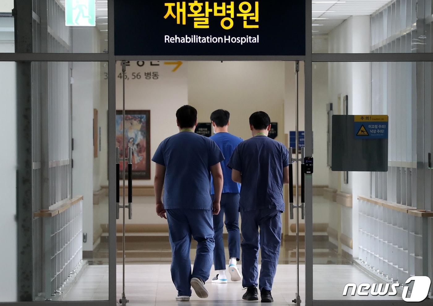 본문 이미지 - 의대 증원에 반발한 전공의 집단 이탈 사태가 4주차로 접어든 11일 경남 양산시 물금읍 양산부산대병원에서 의료진이 이동하고 있다.  2024.3.11/뉴스1 ⓒ News1 윤일지 기자