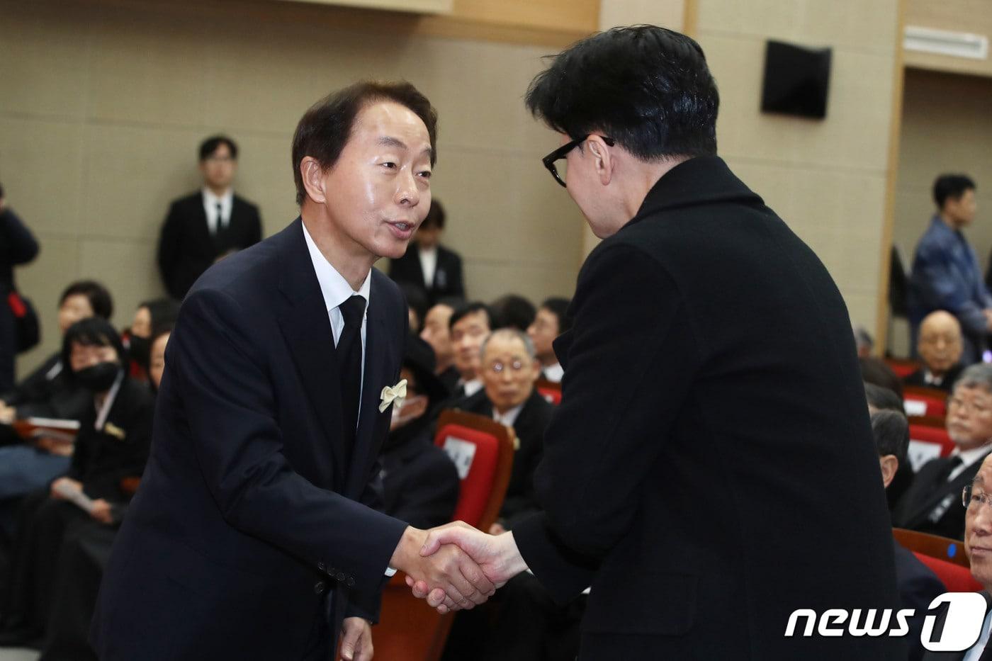 김현철 김영삼대통령기념재단 이사장이 11일 오전 서울 동작구 국립서울현충원에서 엄수된 김영삼 전 대통령의 부인 고 손명순 여사의 영결식에 한동훈 국민의힘 비대위원장과 인사나누고 있다.2024.3.11/뉴스1 ⓒ News1 이광호 기자