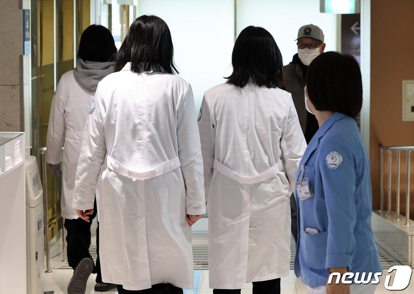 본문 이미지 - 전공의 집단 이탈 사태가 4주 차로 접어든 11일 서울의 한 종합병원에서 의료진이 로비를 지나고 있다. 2024.3.11/뉴스1 ⓒ News1 이동해 기자