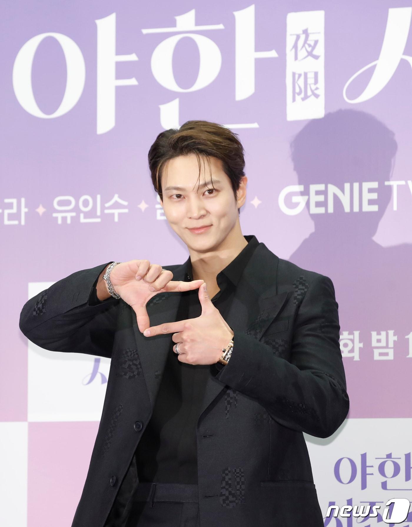 본문 이미지 - 배우 주원이 11일 오후 서울 마포구 스탠포드호텔코리아에서 열린 지니 TV 오리지널 '야한(夜限) 사진관'(연출 송현욱) 제작발표회에서 포즈를 취하고 있다. '야한 사진관'은 오직 죽은 자들을 위해 존재하는 귀객 전문 사진관의 까칠한 사진사와 열혈 변호사가 서늘한 밤손님들과 생과 사를 오가며 펼치는 아찔하고도 기묘한 이야기를 그린 드라마다. 2024.3.11/뉴스1 ⓒ News1 권현진 기자