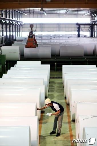 본문 이미지 -  직원이 용지 상태를 점검하고 있다.(한솔제지 제공)