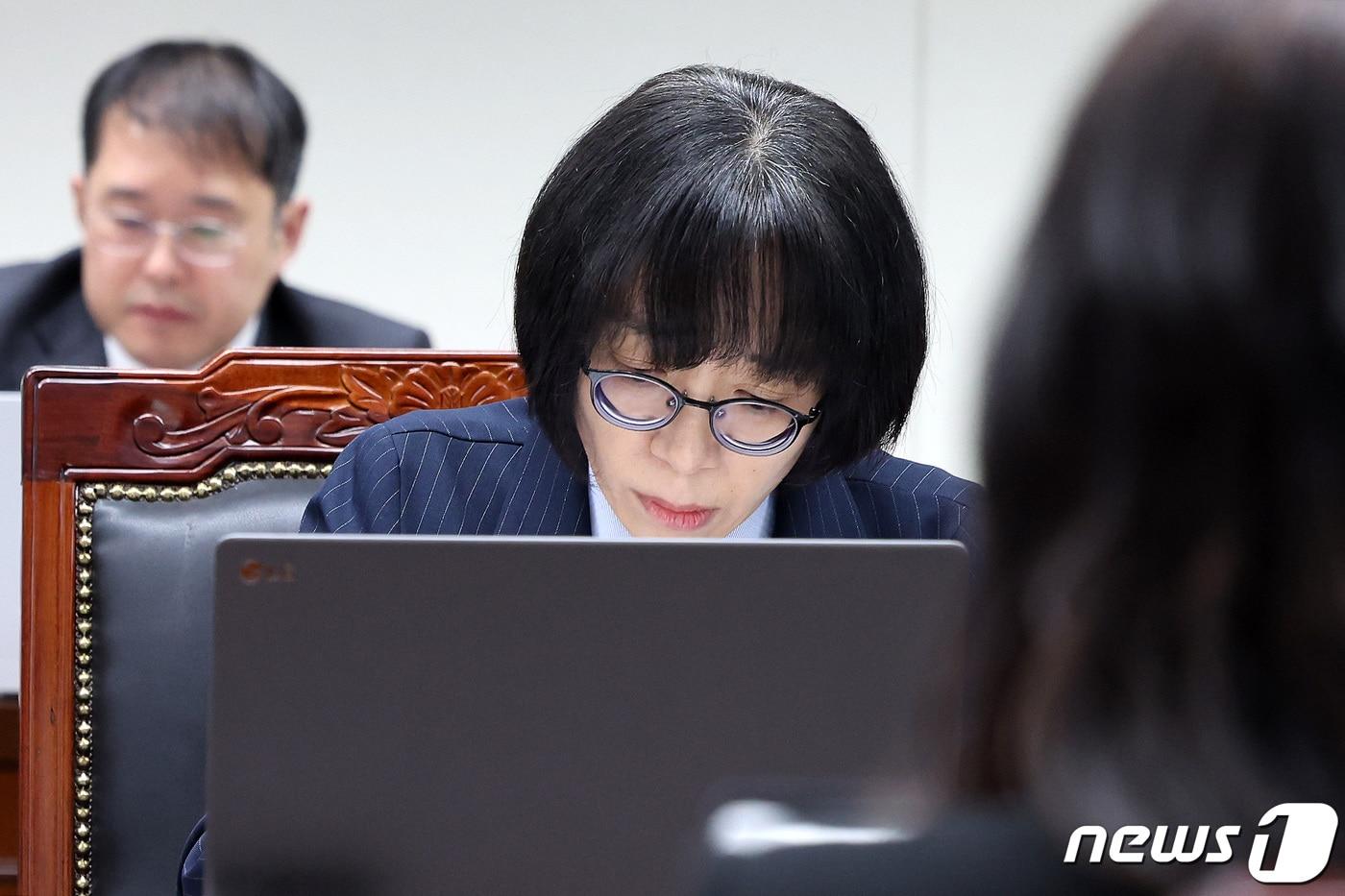 법원에서 해촉 처분 집행정지 신청이 인용된 야권 추천 김유진 위원이 11일 오후 서울 양천구 방심위에서 열린 &#39;2024년 제6차 방송통신심의위원회 정기회의&#39;에 참석해 자료를 살펴보고 있다. 2024.3.11/뉴스1 ⓒ News1 이동해 기자