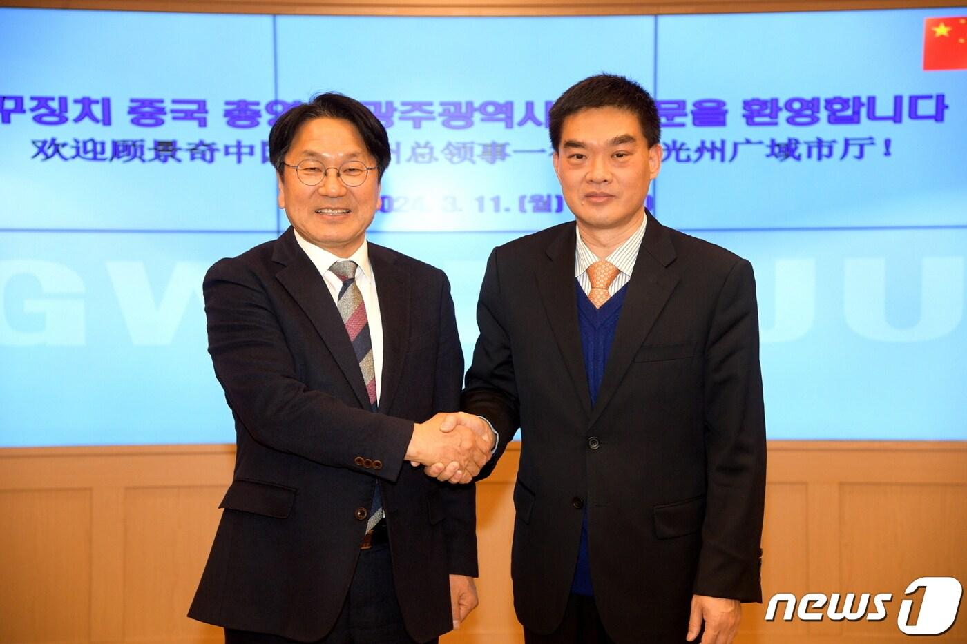 강기정 광주시장이 11일 오후 시청 비즈니스룸에서 꾸징치 신임 주광주 중국총영사를 접견하고 중국과의 교류협력방안을 논의한 후 기념촬영을 하고 있다(광주시 제공) 2024.3.11/뉴스1