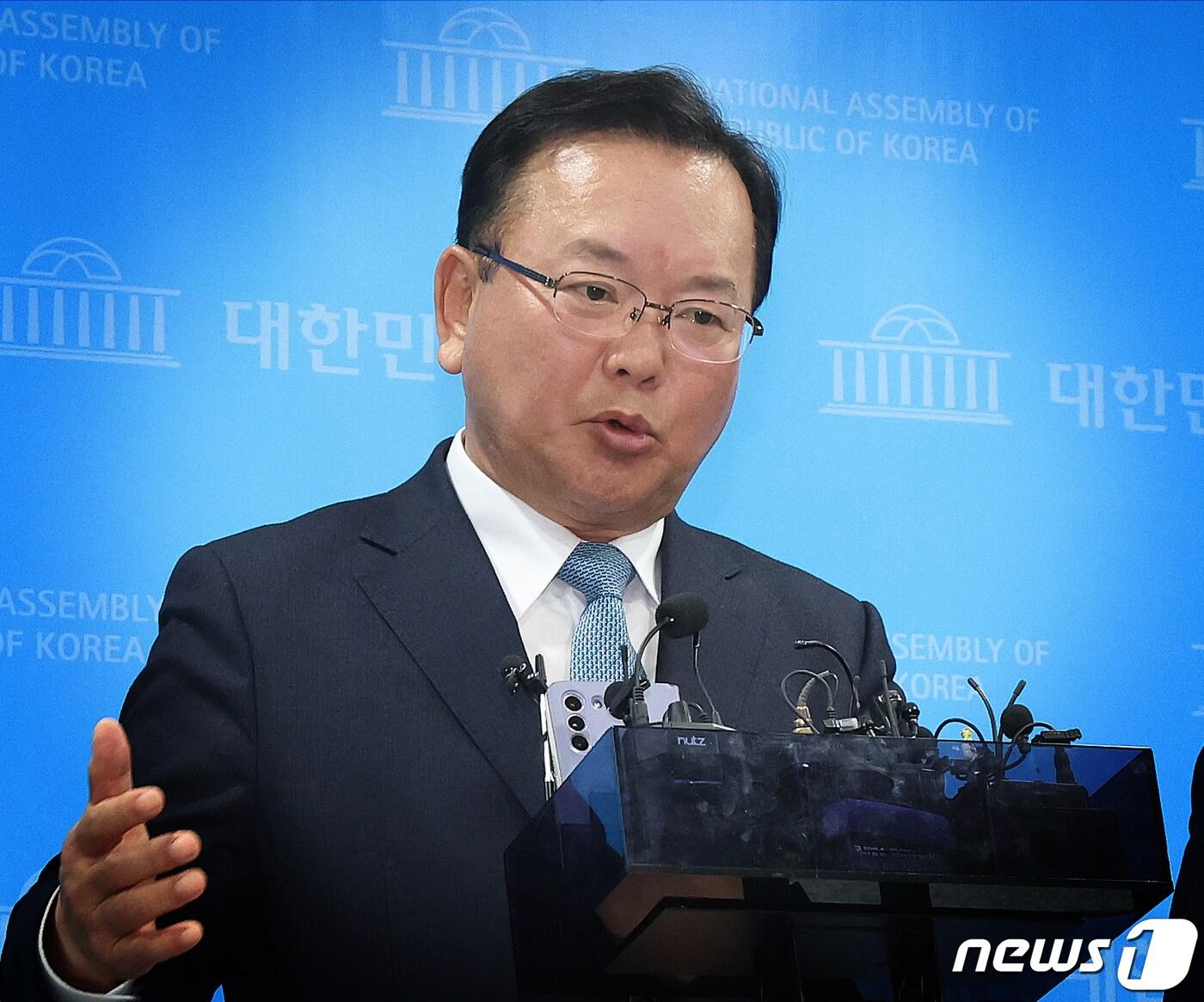 본문 이미지 - 김부겸 전 국무총리가 11일 오후 서울 여의도 국회 소통관에서 더불어민주당의 4·10 총선 선거대책위원회에 합류 기자회견을 마치고 취재진의 질문을 받고 있다. 2024.3.11/뉴스1 ⓒ News1 송원영 기자