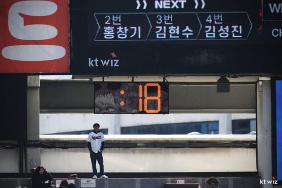 본문 이미지 - 한국야구위원회(KBO)가 새 시즌 시범 운영하는 피치 클락. 사진은 수원 케이티 위즈 파크 전광판 아래 설치된 전자시계. (KT 위즈 제공)