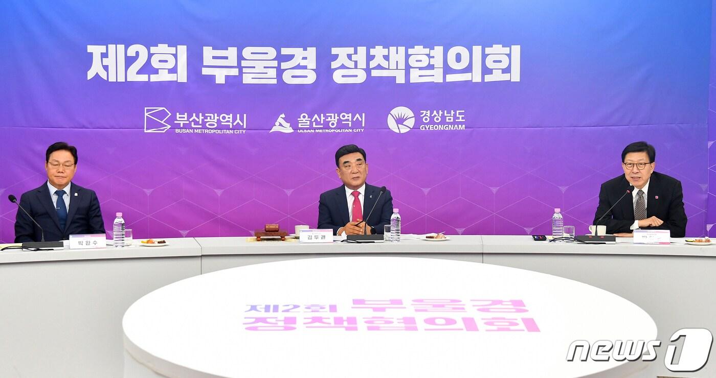 박형준 부산시장(오른쪽)이 11일 울산 남구 울산시청 대회의실에서 열린 제2회 부울경정책협의회에서 핵심 프로젝트와 관련해 발언하고 있다. 이번 회의는 부울경초광역경제동맹 출범 2년 차를 맞아 경제동맹의 실효성과 가치 향상을 위한 부울경 핵심 프로젝트 주요 협력사업 선정 추진을 위해 마련됐다. (부산시청 제공) 2024.3.11/뉴스1 ⓒ News1 윤일지 기자