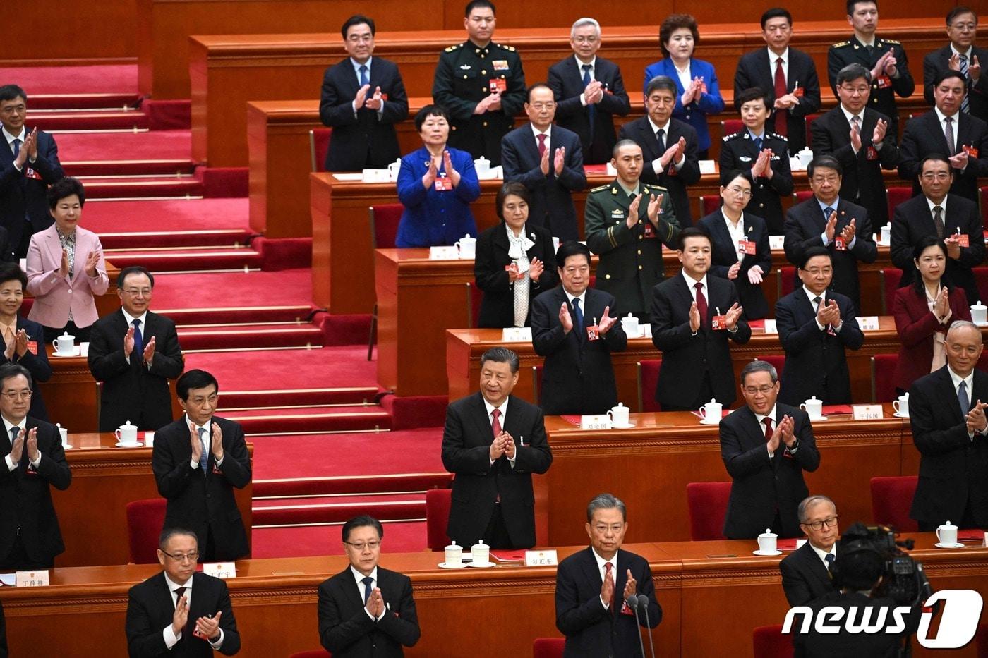 본문 이미지 - 11일 중국 베이징 인민대회당에서 열린 제14기 전국인민대표대회(전인대) 폐막식에 참석한 시진핑 중국 국가주석이 박수를 치고 있다. 우측에는 리창 국무원 총리다. 2024.03.11 ⓒ AFP=뉴스1