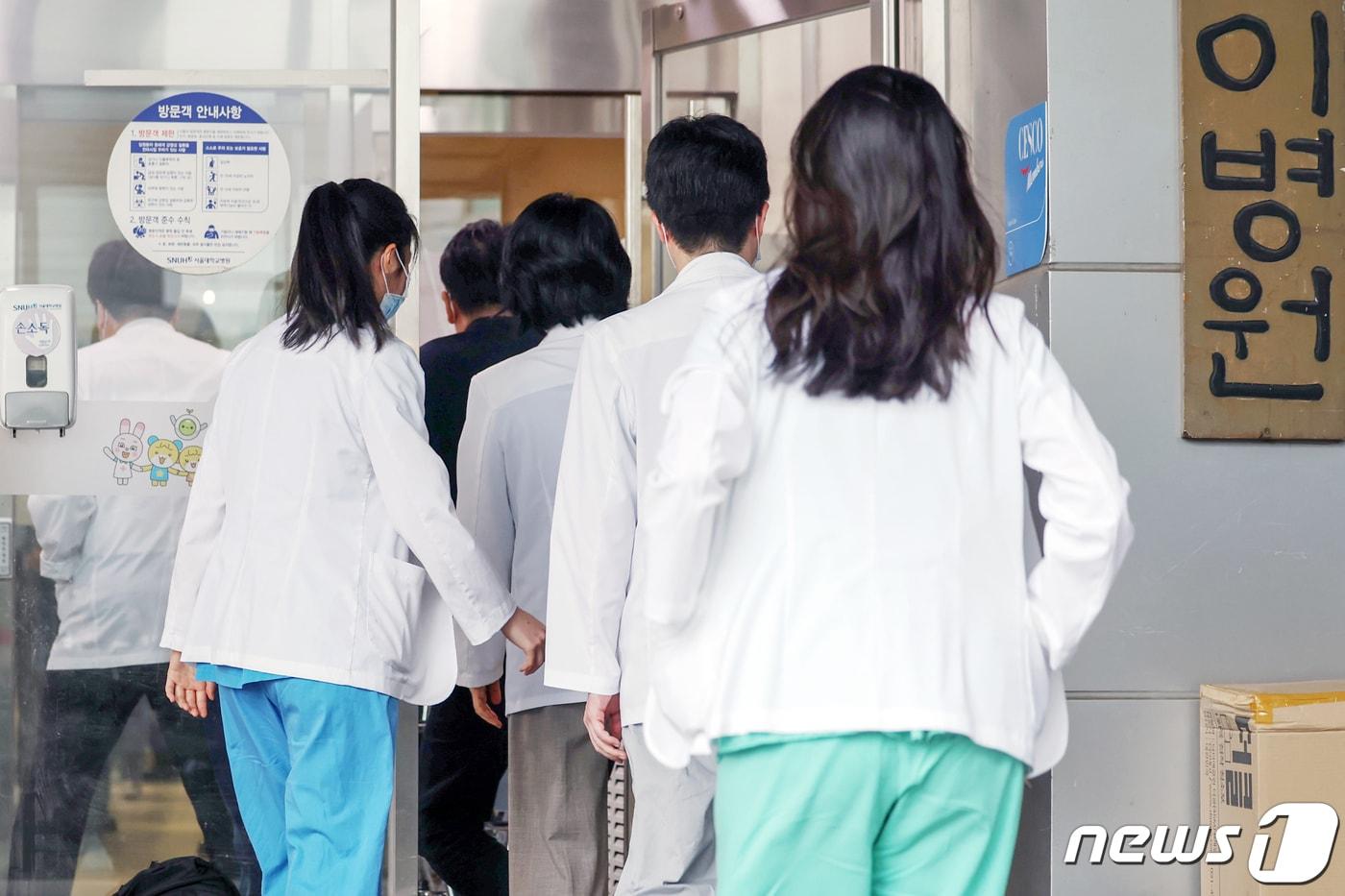 서울대학교 의과대학 교수협의회 비상대책위원회 소속 교수들이 지난달 11일 서울대병원 어린이병원에서 열린 긴급총회에 참석하고 있다.. 2024.3.11/뉴스1 ⓒ News1 민경석 기자