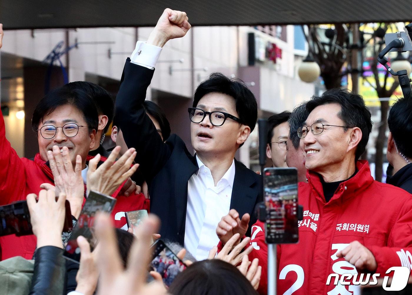 본문 이미지 - 한동훈 국민의힘 비상대책위원장이 11일 오후 경기 고양 일산동구 라페스타에 방문해 시민들에게 인사하고 있다. 한 위원장은 당내 경기-서울 리노베이션TF와 함께 고양시에 방문, 서울 편입과 경기 분도 문제에 대한 주민들의 의견을 청취했다. (공동취재) 2024.3.11/뉴스1 ⓒ News1 장수영 기자