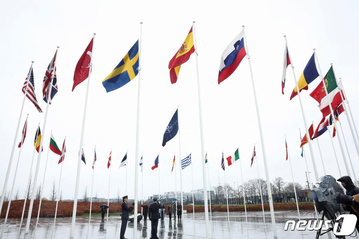 벨기에 브뤼셀에 위치한 북대서양조약기구&#40;NATO·나토&#41; 본부 건물에 32번째 회원국인 스웨덴의 국기가 걸렸다. 2024.3.11 ⓒ 로이터=뉴스1 ⓒ News1 강민경 기자