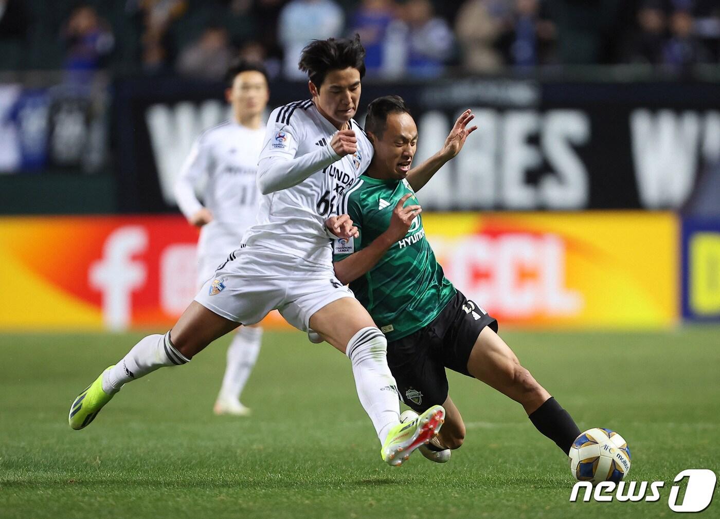 본문 이미지 - 울산HD와 전북 현대가 ACL 8강 2차전서 맞대결을 펼친다. 사진은 1차전에서 공을 다투는 양 팀 선수. ⓒ 로이터=뉴스1
