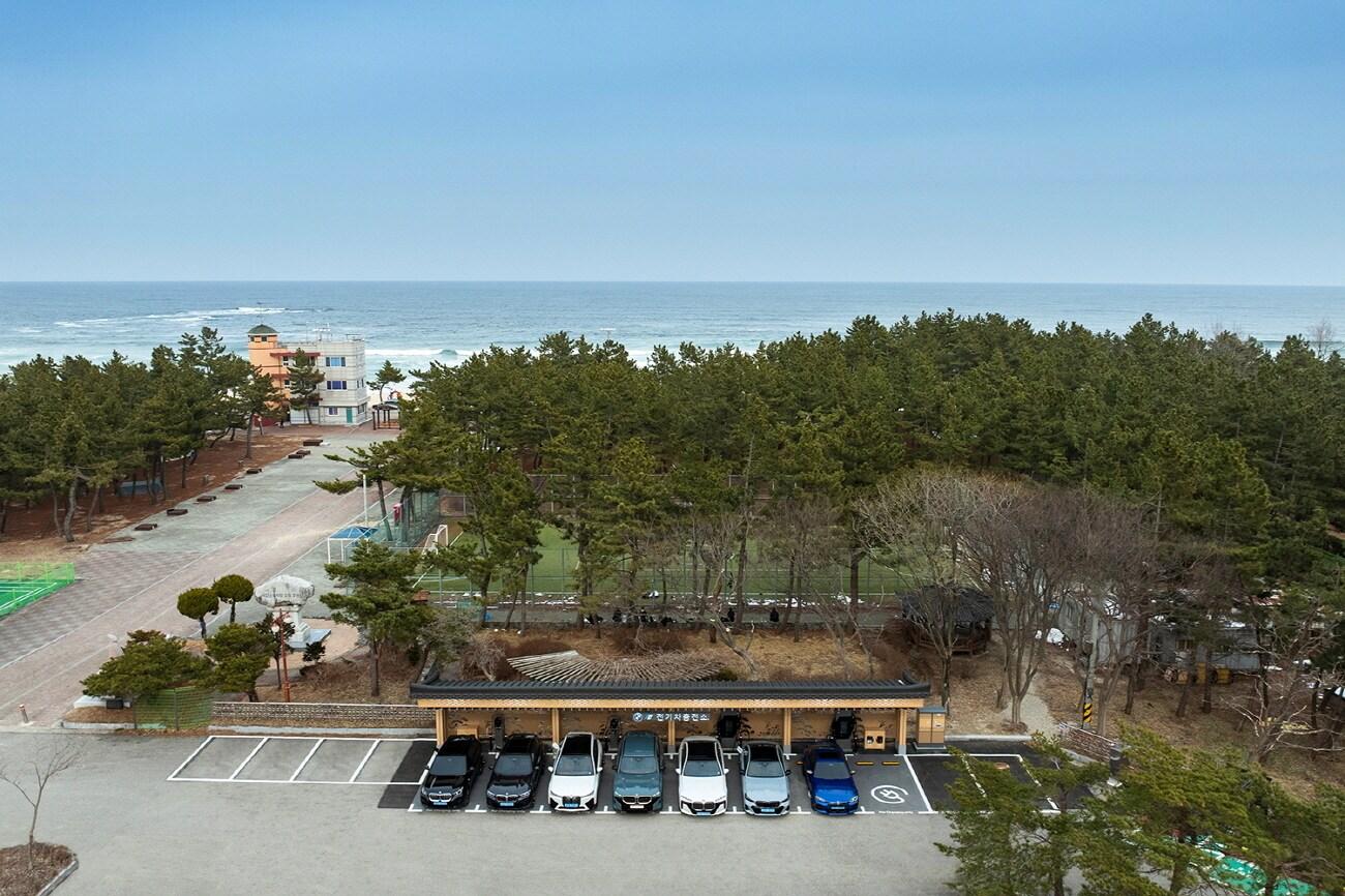 본문 이미지 - 주문진 BMW 차징 스테이션(BMW코리아 제공).