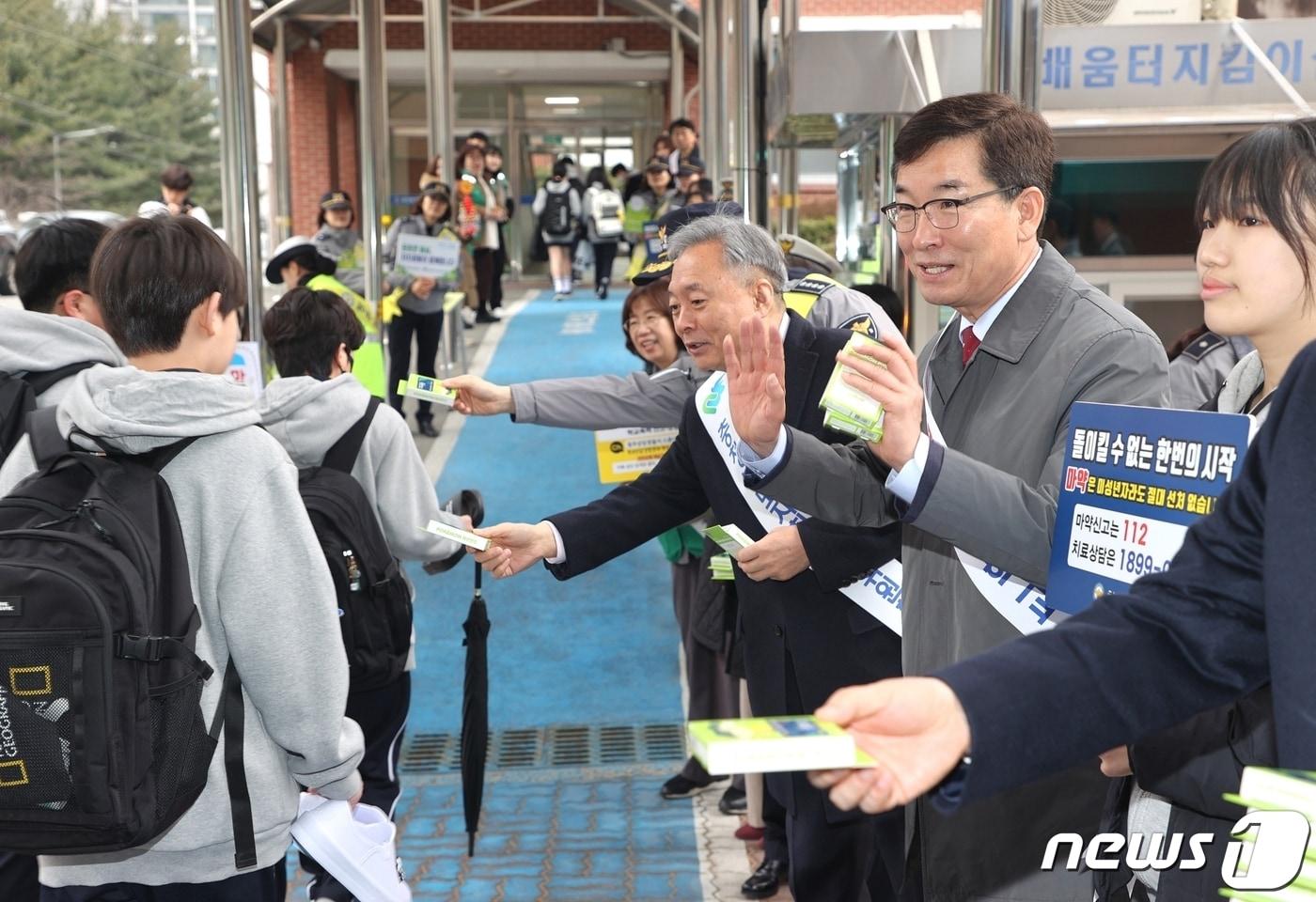 본문 이미지 - 윤건영 충북도교육감이 청주 용암중학교를 찾아 청주상당경찰서와 합동으로 학교폭력 예방 등교 맞이 행사를 하고 있다.(충북교육청 제공)/뉴스1