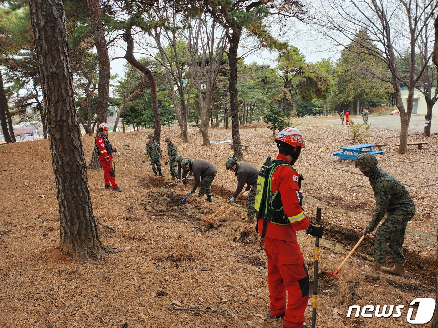 본문 이미지 - 재난신속대응부대 장병들이 부대 내 훈련장에서 산림청 전문강사로부터 방화선 구축 요령에 대해 교육을 받고 있다. (국방부 제공) 2024.3.12/뉴스1