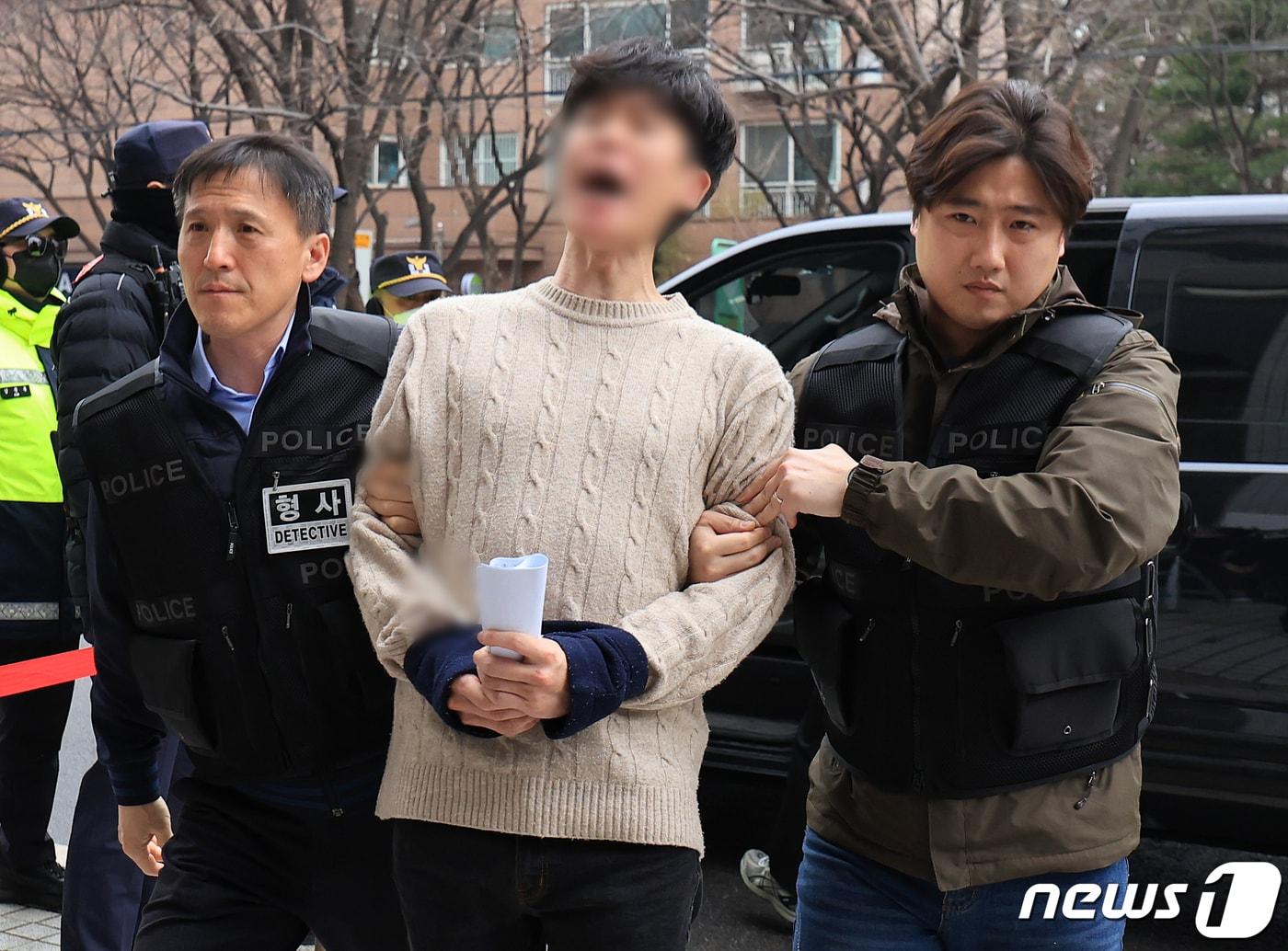 본문 이미지 - 국민의힘 중앙당사에 난입해 집회 및 시위에 관한 법률 위반 등 혐의를 받는 한국대학생진보연합(대진연) 회원 4명이 12일 오전 서울 양천구 서울남부지방법원에서 열리는 구속 전 피의자심문(영장실질심사)에 출석하고 있다. 2024.3.12/뉴스1 ⓒ News1 김진환 기자