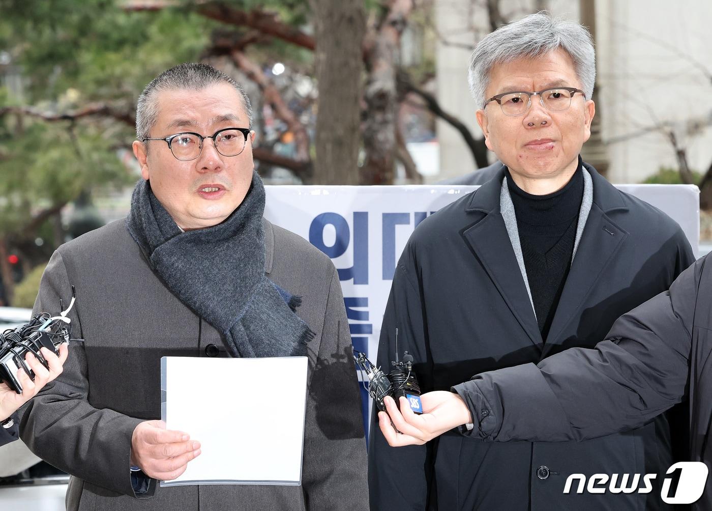 본문 이미지 - 김택우 의협 비대위원장&#40;오른쪽&#41;과 박명하 조직강화위원장이 12일 오전 서울 마포구 서울경찰청 공공범죄수사대 소환조사에 출석하며 입장을 밝히고 있다. 2024.3.12/뉴스1 ⓒ News1 이동해 기자