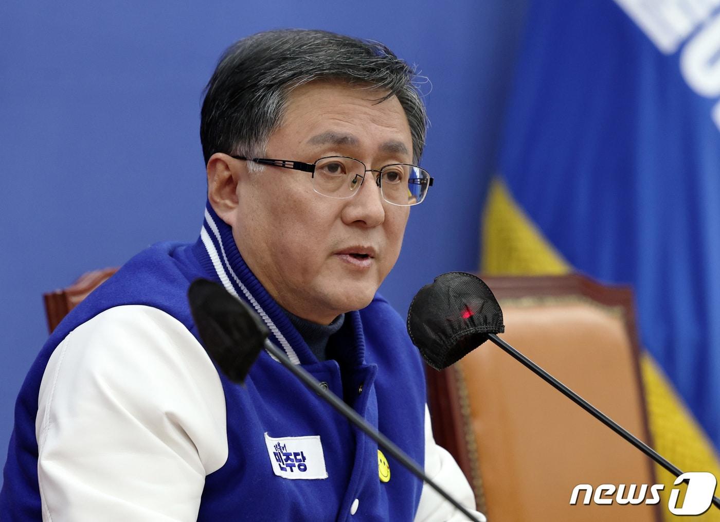 본문 이미지 - 김성환 더불어민주당 전략공관위원이 12일 오전 서울 여의도 국회에서 비례후보 추천 선발 결과를 발표하고 있다. 2024.3.12/뉴스1 ⓒ News1 구윤성 기자