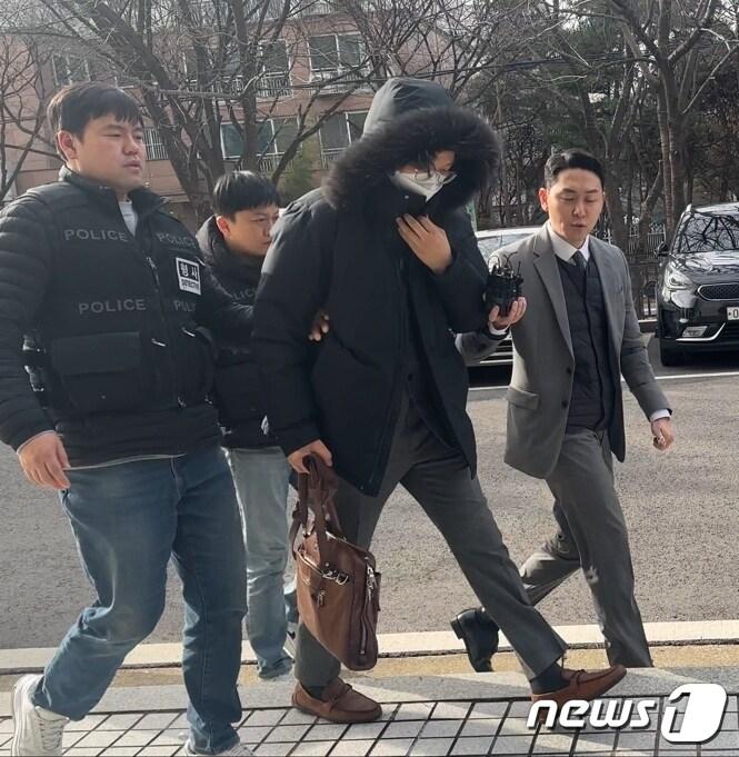 본문 이미지 - 영등포구 한 건물에서 30대 주차관리인에게 살인을 교사한 혐의를 받는 조모씨가 서울남부지법에 영장실질심사(구속전피의자심문)을 받기 위해 15일 출석하고 있다. 2023.12.13. ⓒ 뉴스1 홍유진 기자
