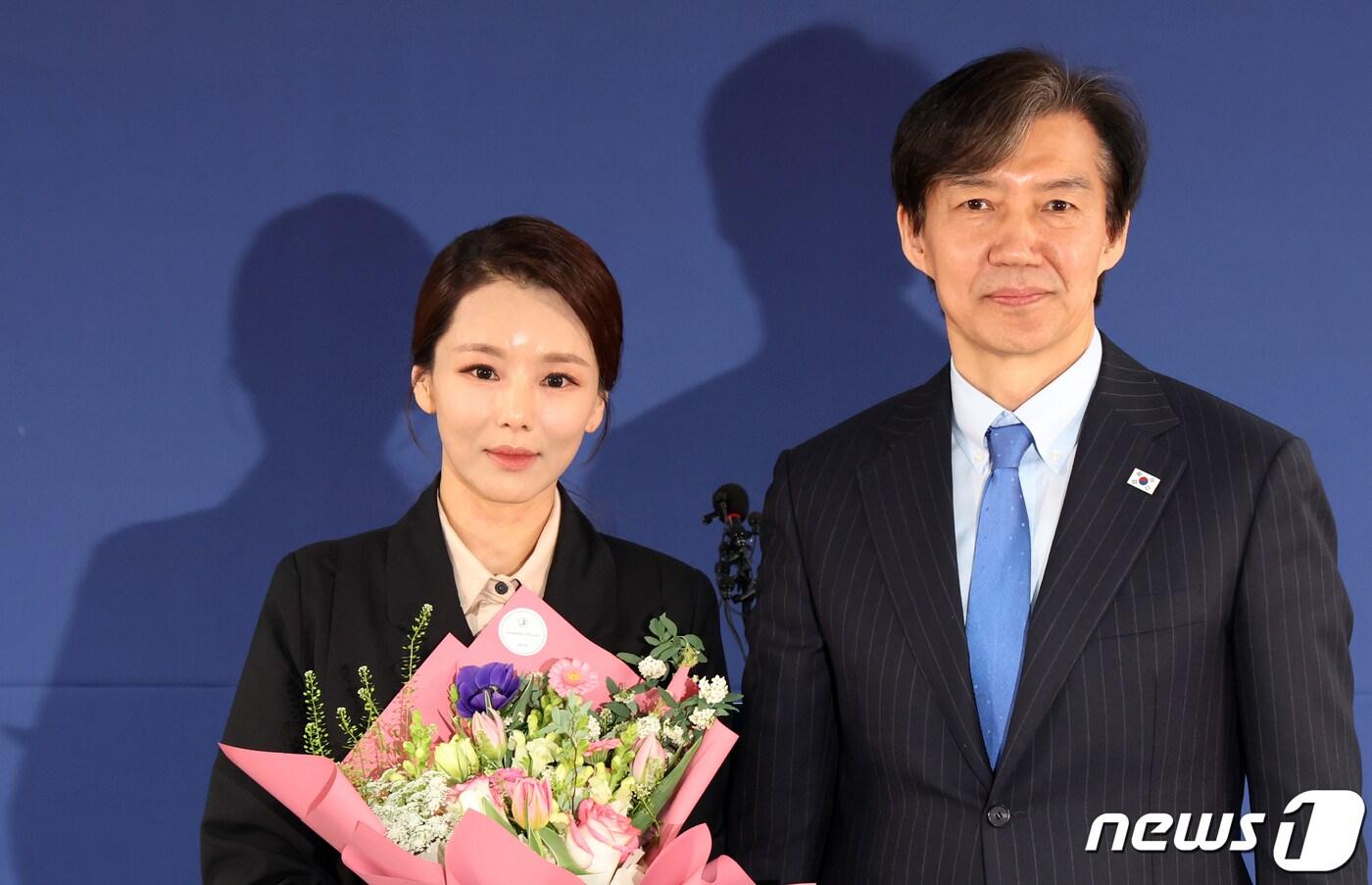 조국 조국혁신당 대표가 2024년 3월 12일 오전 서울 여의도 당사에서 열린 인재영입 입당 기자회견에서 강미정 전 아나운서에게 꽃다발을 전달 후 기념촬영을 하고 있다. 강 대변인은  지난 4일 '조국 전 대표가 성비위 사건에 별다른 입장 표명을 하지 않았다'는 내용의 기자회견과 함께 혁신당을 탈당했다. 2024.3.12/뉴스1 ⓒ News1 DB