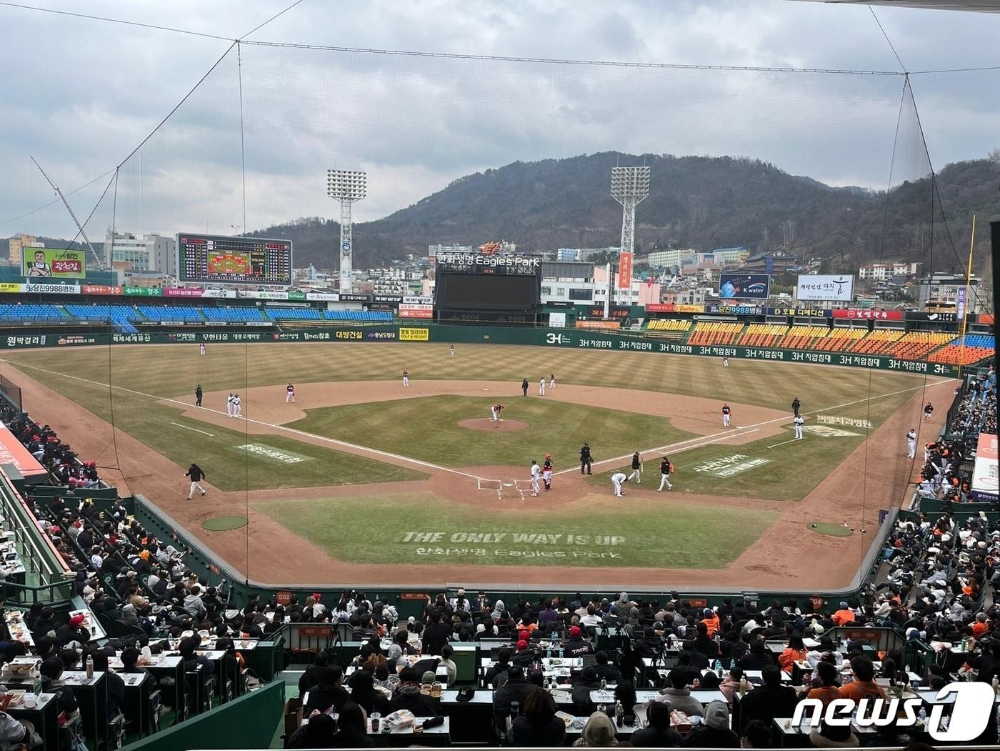 본문 이미지 - 류현진의 등판이 예고된 12일 한화와 KIA의 시범경기에 많은 관중들이 모였다.ⓒ 뉴스1