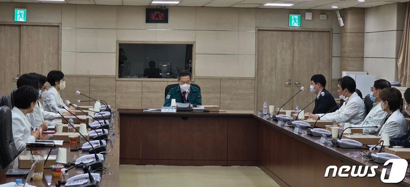 본문 이미지 - 이종호 과학기술정보통신부 장관이 12일 서울 노원구 한국원자력의학원에서 관계자들과 간담회를 하고 있다. 2024.03.12 ⓒ 뉴스1 김승준 기자