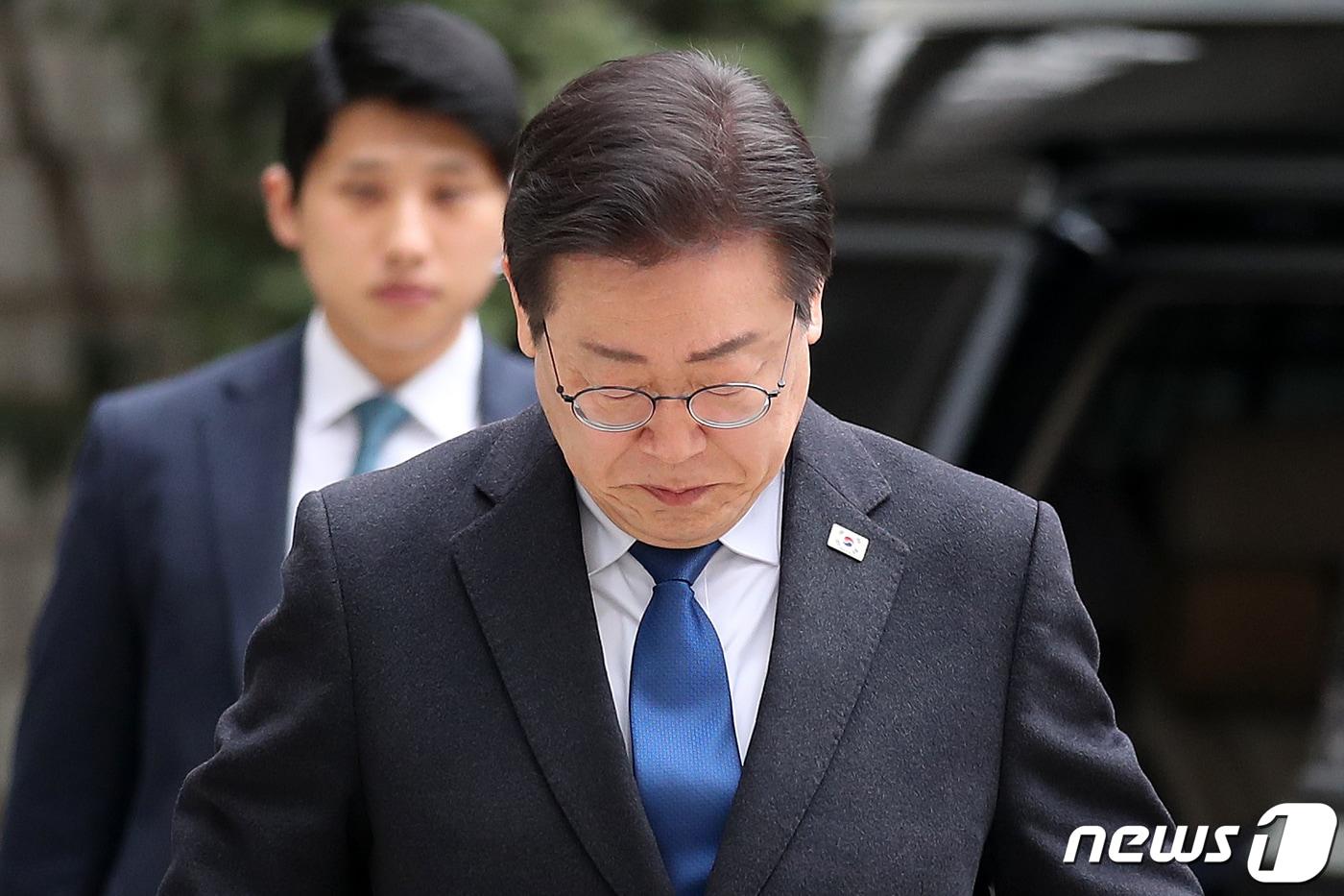 이재명 더불어민주당 대표가 12일 서울 서초구 서울중앙지방법원에서 열린 '대장동 배임·성남FC 뇌물' 관련 특정범죄가중처벌등에관한법률위반(뇌물)등 공판에 출석하고 있다. 2024.3.12/뉴스1 ⓒ News1 이승배 기자