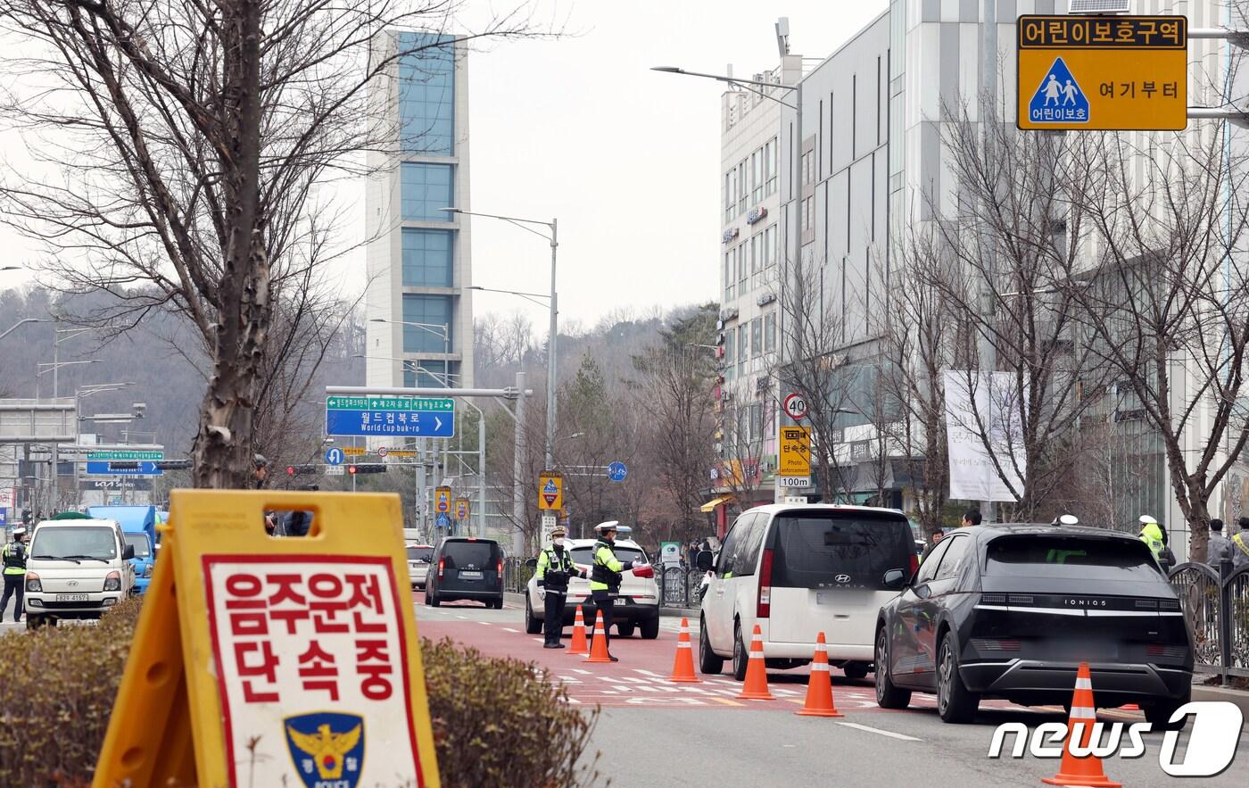 본문 이미지 - 12일 오후 서울 마포구 한 초등학교 인근에서 경찰이 신학기 맞이 초등학교 하교시간대 어린이보호구역 내 음주운전 단속을 하고 있다. 2024.3.13/뉴스1 
