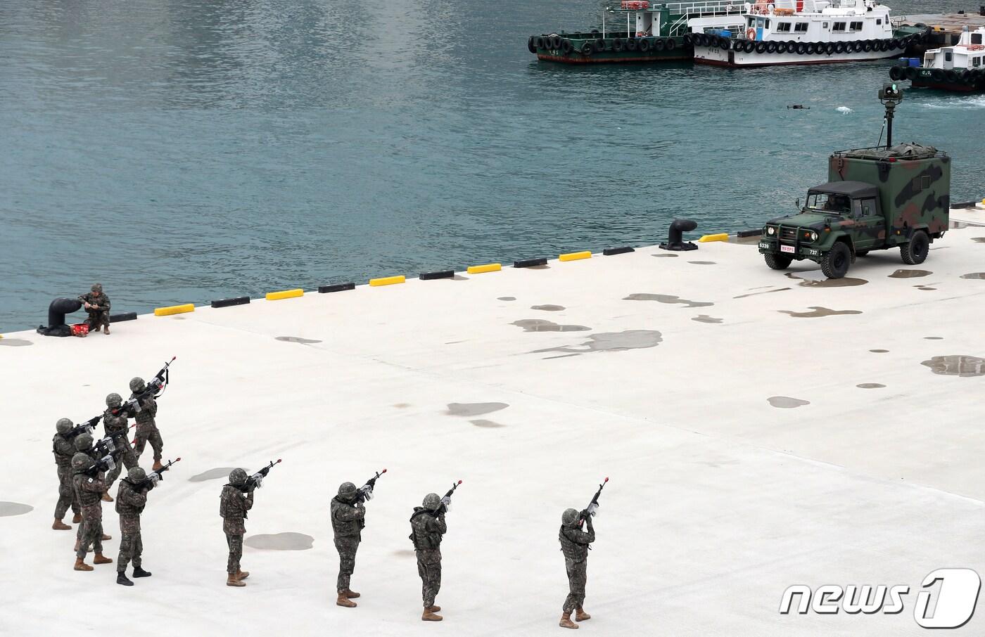 본문 이미지 - 부산 동구 부산항 연안여객터미널에서 '부산항 통합방호훈련'이 실시되고 있다. (사진은 기사 내용과 관련 없음) 2024.3.12/뉴스1 ⓒ News1 윤일지 기자