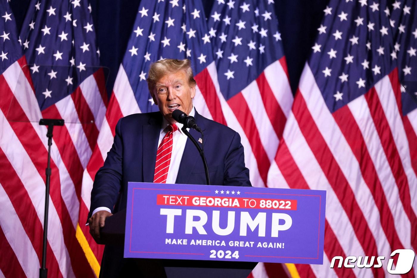 본문 이미지 - 9일(현지시간) 도널드 트럼프 미국 전 대통령이 미국 조지아주 롬에서 열린 선거 캠페인 행사에 참석해 연설하고 있다. 2024.03.09 ⓒ 로이터=뉴스1 ⓒ News1 정지윤 기자