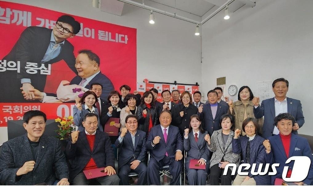 본문 이미지 - 12일 대전 유성구 지족동 국민의힘 이상민 의원 사무실에서 22대 총선 선거대책위원 임명장 수여식이 열려 이 의원(앞줄 가운데)과 참석자들이 기념촬영을 하고 있다. (이상민 의원실 제공) /뉴스1