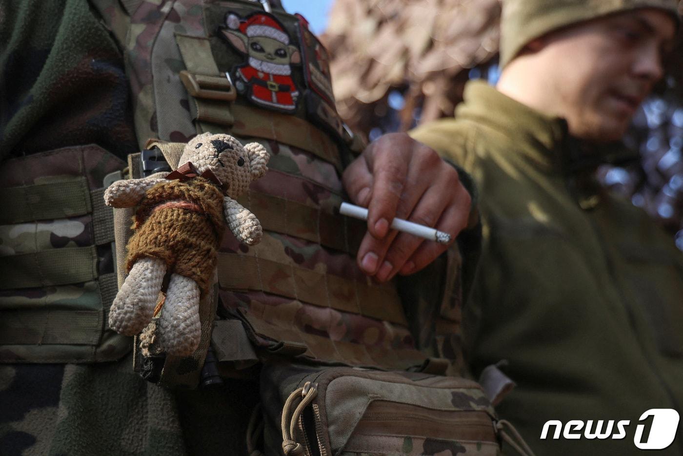 우크라이나 군인이 D-20 포탄을 들고 러시아군을 향해 사격을 준비하고 있다. 2024.03.11. ⓒ 로이터=뉴스1 ⓒ News1 정윤영 기자