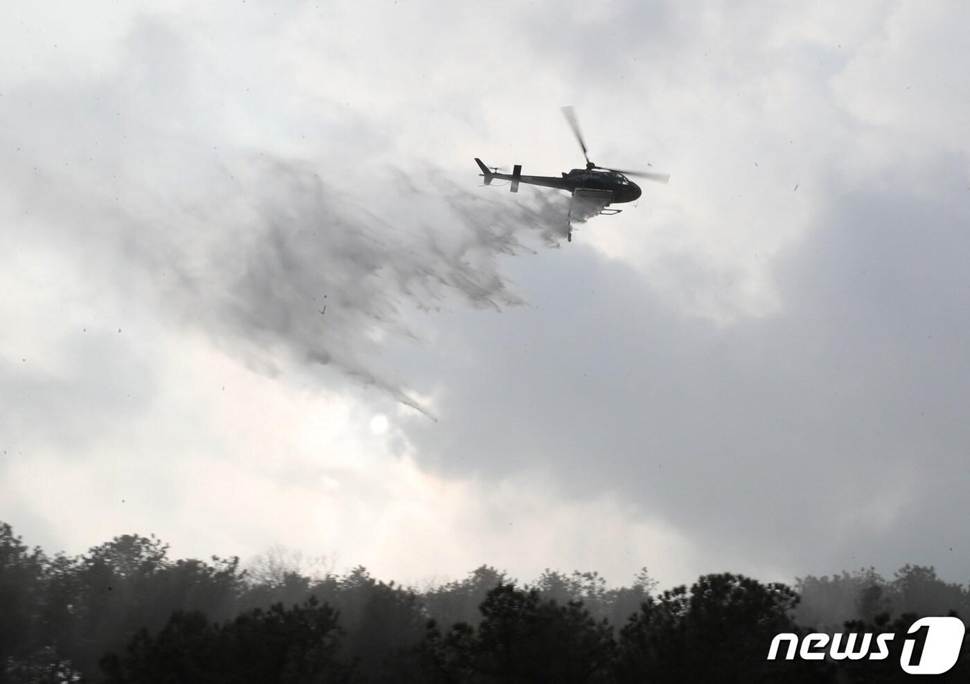 경기 수원시 장안구 광교임시수련원에서 열린 '2024 봄철 유관기관 합동 산불진화 모의훈련'에서 소방헬기가 산불진화 훈련을 하고 있다. 2024.3.12/뉴스1 ⓒ News1 김영운 기자