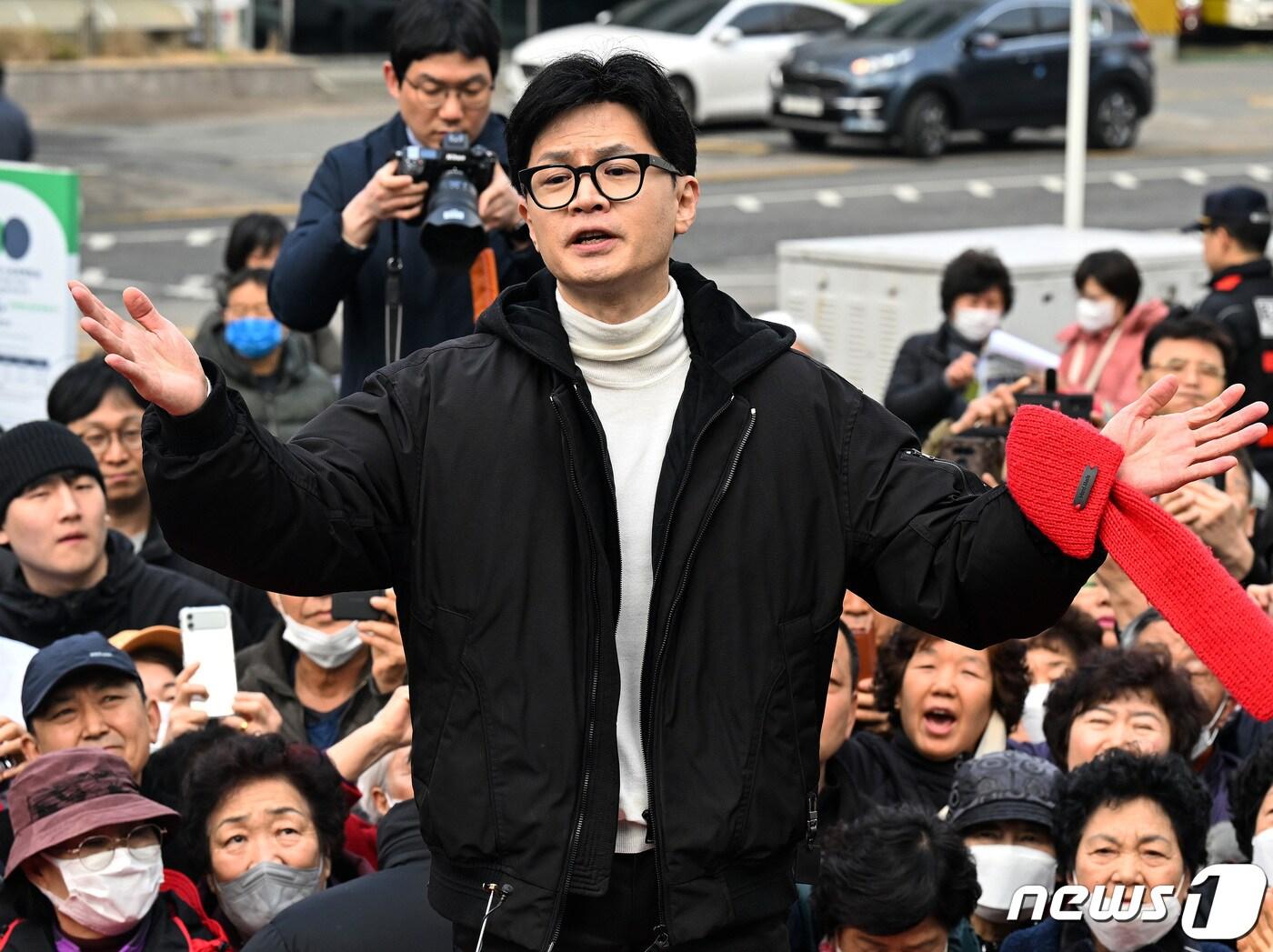 본문 이미지 - 한동훈 국민의힘 비상대책위원장이 12일 서울 영등포구 타임스퀘어 광장에서 시민들에게 지지를 호소하고 있다. &#40;공동취재&#41; 2024.3.12/뉴스1 ⓒ News1 송원영 기자