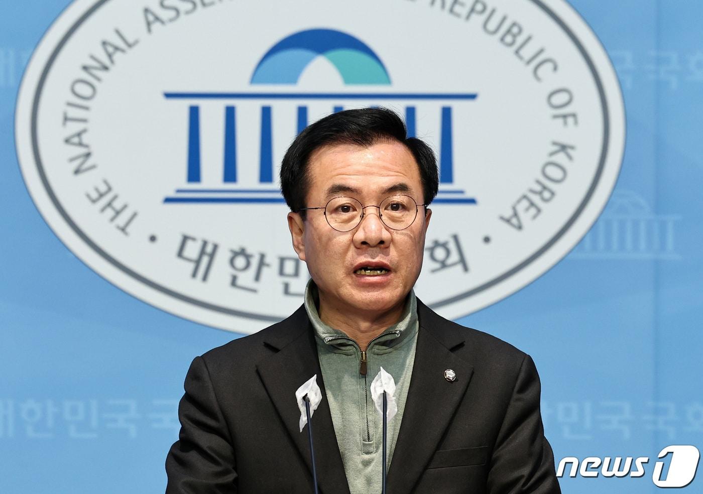 본문 이미지 - 윤영덕 더불어민주연합 공동대표가 12일 오후 서울 여의도 국회 소통관에서 공천관리위원회 회의 결과를 발표하고 있다. 2024.3.12/뉴스1 ⓒ News1 구윤성 기자