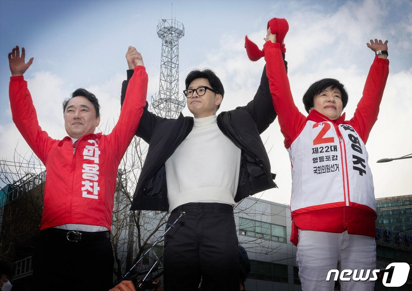 본문 이미지 - 한동훈 국민의힘 비대위원장이 12일 오후 김영주 영등포갑 국회의원 후보, 박용찬 영등포을 국회의원 후보와 함께 영등포 타임스퀘어 광장에서 시민들과 만나 인사하고 있다. 20240312 ⓒ News1 송원영 기자