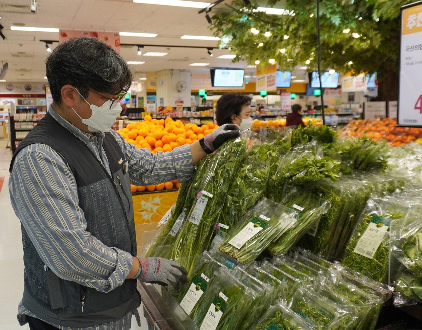 본문 이미지 - 이마트 용산점 봄나물 매대 진열 모습(이마트 제공)