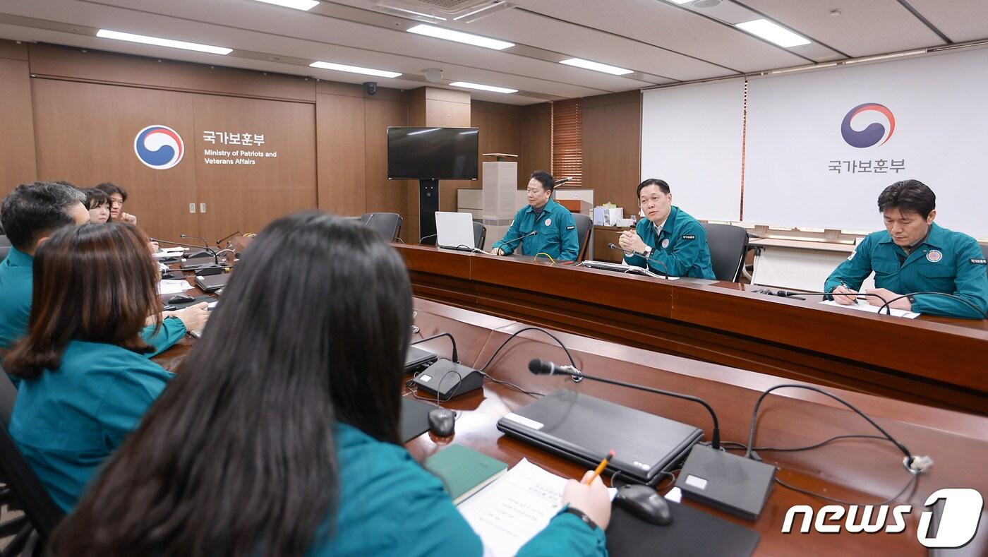 본문 이미지 - 이희완 국가보훈부 차관이 12일 오후 세종정부청사에서 전공의 집단이탈에 따른 보훈병원의 진료 상황을 점검하고 있다. (국가보훈부 제공) 2024.3.12/뉴스1 ⓒ News1 신웅수 기자