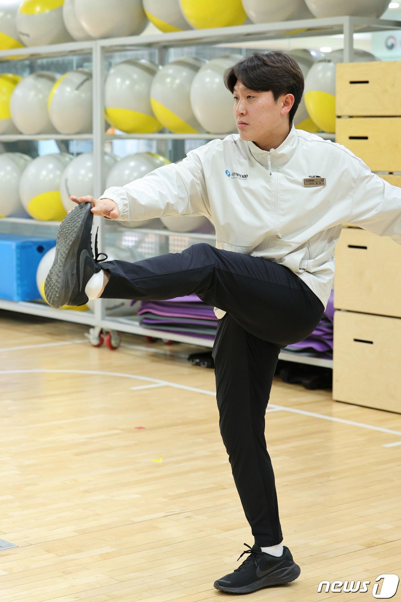 본문 이미지 - 최영우 국민체육진흥공단 운동처방사가 12일 서울 송파구 국민체육진흥공단 송파체력인증센터에서 올바른 스트레칭 방법을 선보이고 있다. 2024.3.12/뉴스1 ⓒ News1 신웅수 기자