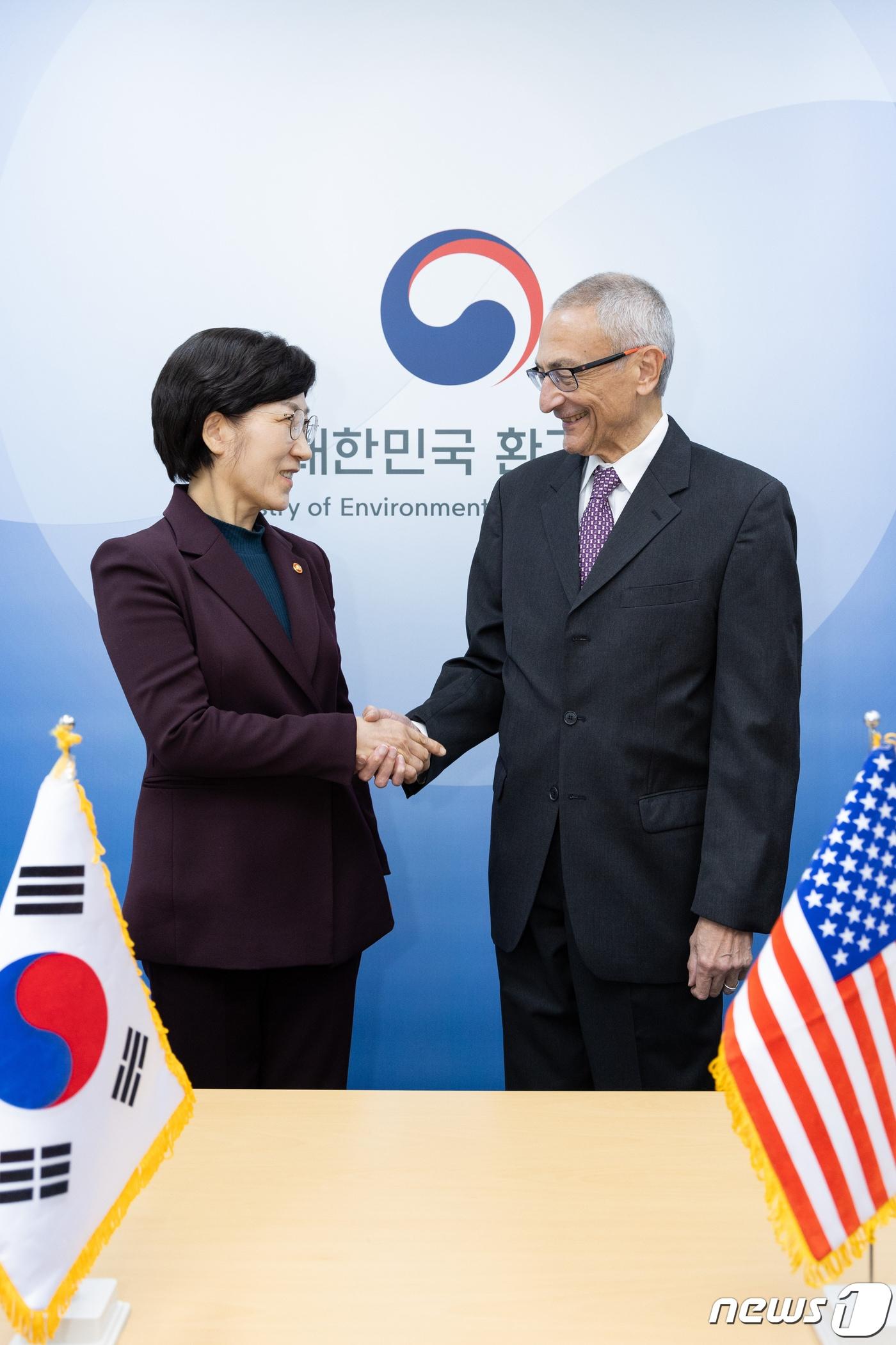 본문 이미지 - 한화진 환경부 장관이 12일 서울 서초구 한강홍수통제소에서 존 포데스타(John Podesta) 미국 대통령 국제기후정책 선임고문을 만나 양국의 기후환경분야 협력 논의에 앞서 기념 촬영을 하고 있다. (환경부 제공) 2024.3.12/뉴스1