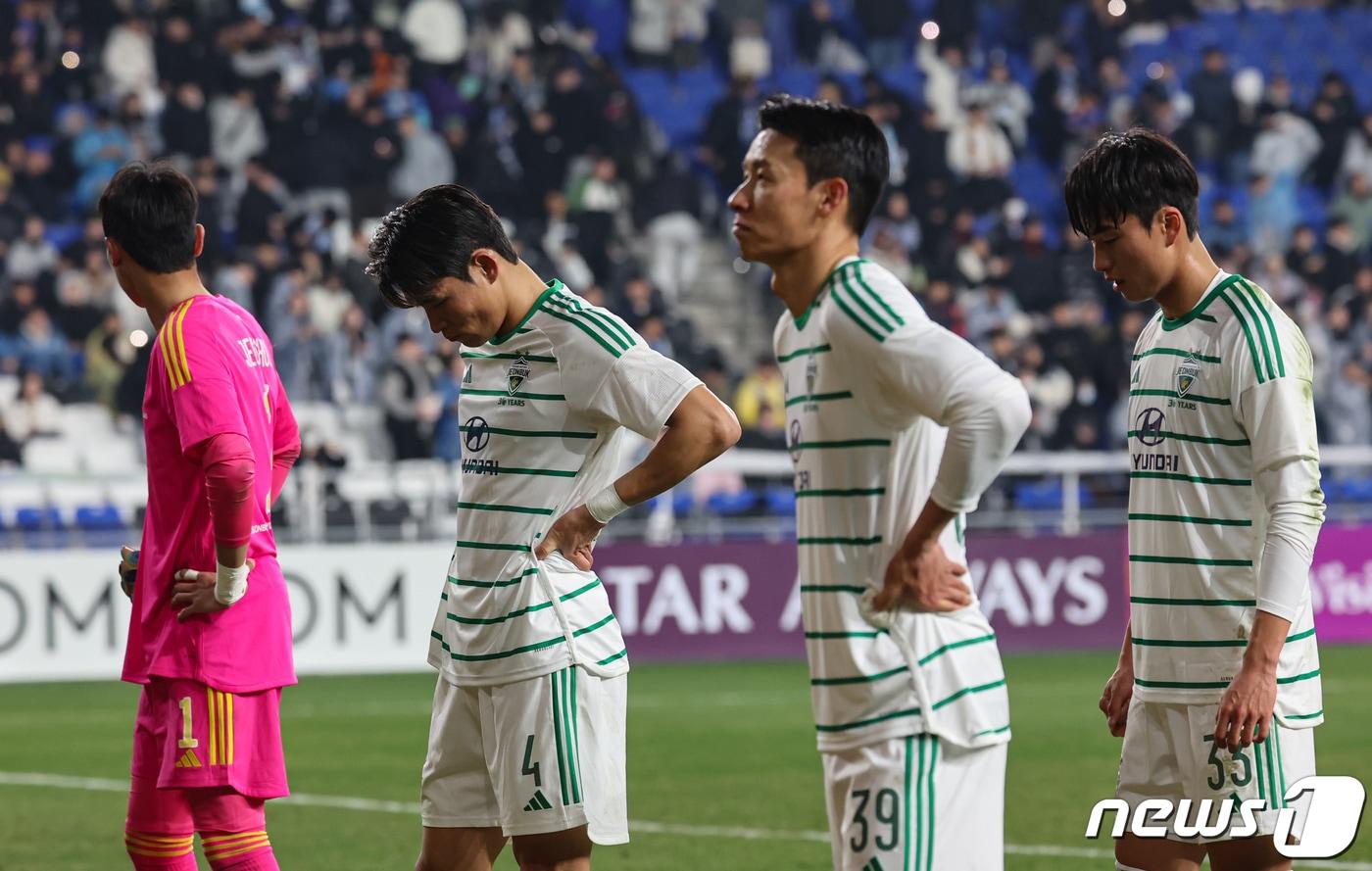 본문 이미지 - 12일 오후 울산 문수축구경기장에서 열린 2023-2024아시아축구연맹(AFC) 챔피언스리그 8강 2차전 울산 HD FC와 전북 현대 모터스의 경기에서 울산에 1대0으로 패한 전북 선수들이 아쉬워하고 있다. 2024.3.12/뉴스1 ⓒ News1 김도우 기자