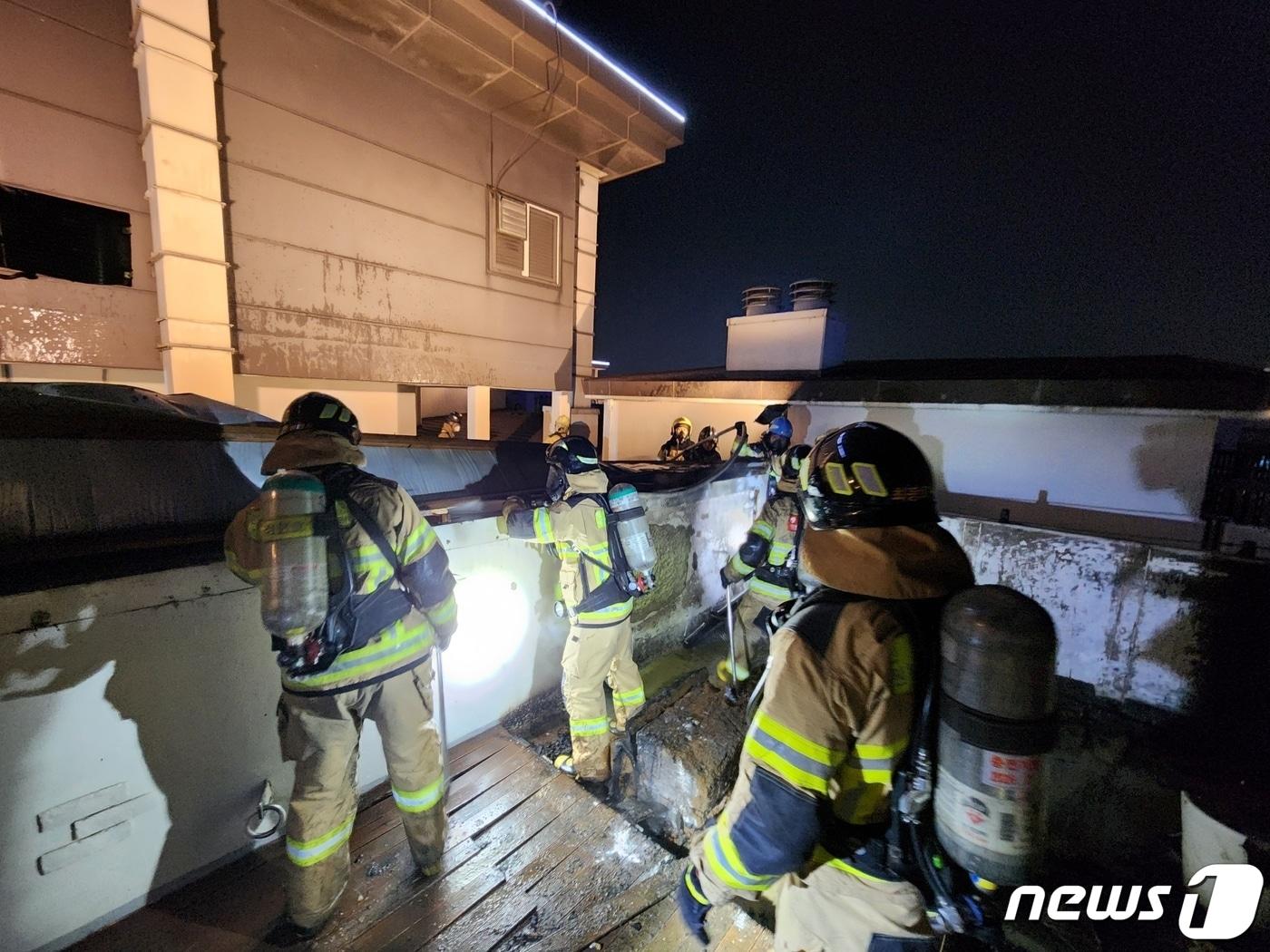 본문 이미지 - 12일 오후 8시12분쯤 인천시 서구 청라동 소재 25층짜리 아파트 옥상에서 불이 나 소방대원들이 진화작업을 벌이고 있다.(인천소방본부 제공)2023.3.13 / 뉴스1