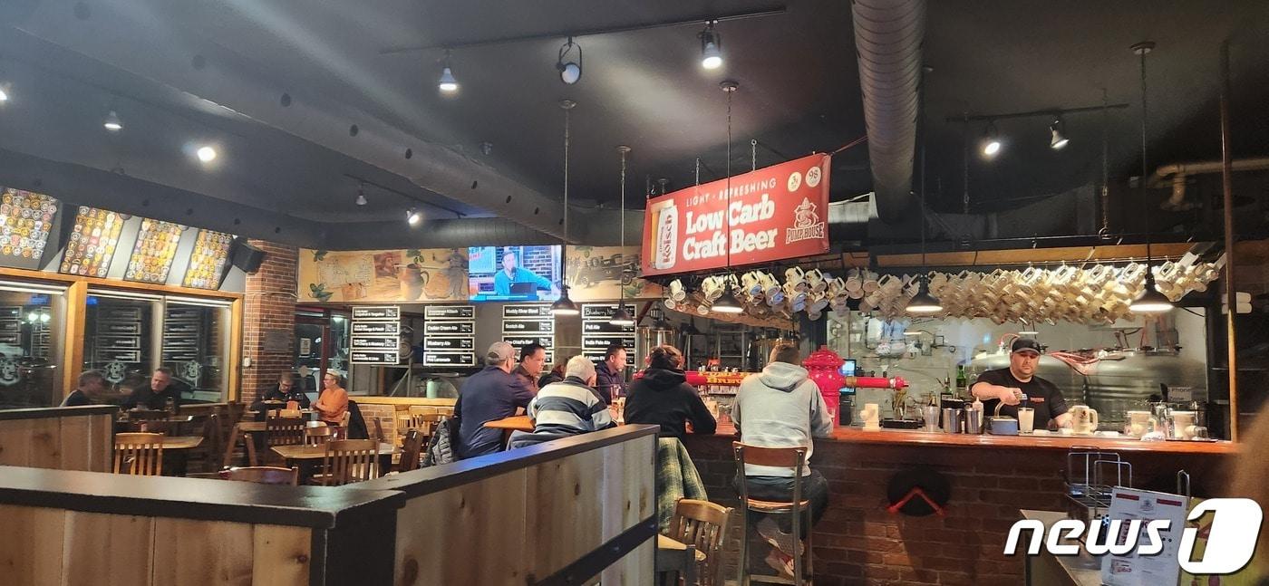 본문 이미지 - 캐나다 뉴브런즈 윅 주 몽튼에 있는 'PUMP HOUSE'라는 지역 수제 맥주집. 퇴근길에 들러 맥주를 즐기는 사람들.ⓒ News1 김남희 통신원