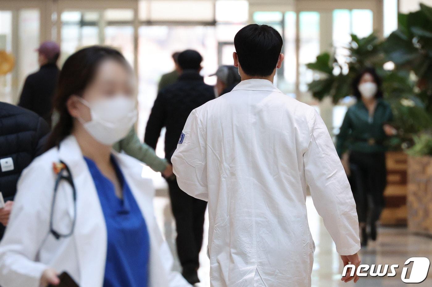 본문 이미지 - 13일 서울의 한 종합병원에서 의료진이 로비를 지나고 있다. 2024.3.13/뉴스1 ⓒ News1 신웅수 기자