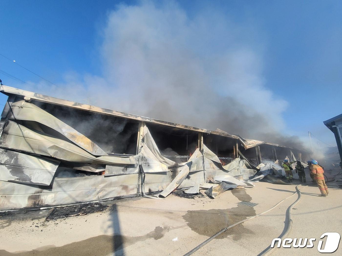 본문 이미지 - 13일 오전 9시 22분께 경기 남양주시 별내면 청학리의 견과류 포장 보관창고에서 불이 난 모습. (사진=경기도북부소방재난본부)