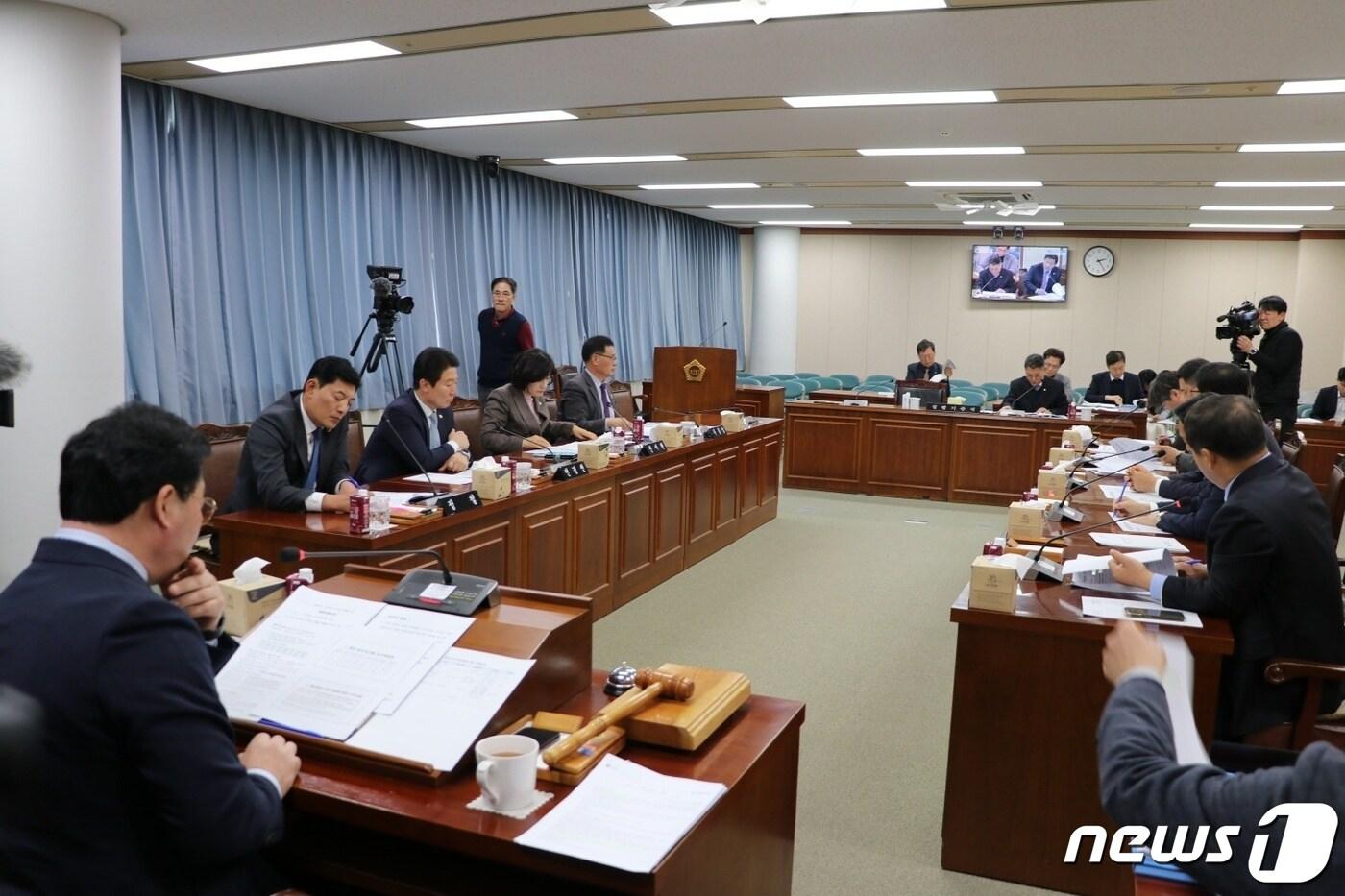 본문 이미지 - 전남도의회 기획행정위원회가 상임위를 열고 전남연구원장 선임 과정상의 의혹을 점검하고 있다.(전남도의회 제공)/뉴스1  