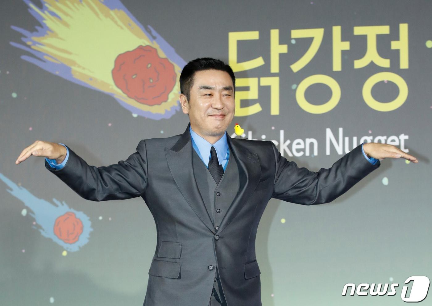 배우 류승룡이 13일 서울 광진구 롯데시네마 건대입구에서 열린 넷플릭스 시리즈 '닭강정‘(감독 이병헌) 제작발표회에서 포즈를 취하고 있다. '닭강정​'​은 의문의 기계에 들어갔다가 닭강정으로 변한 딸 민아(김유정 분)를 되돌리기 위한 아빠 선만(류승룡 분)과 그녀를 짝사랑하는 백중(안재홍 분)의 신계(鷄)념 코믹 미스터리 추적극​이다. 2024.3.13/뉴스1 ⓒ News1 권현진 기자