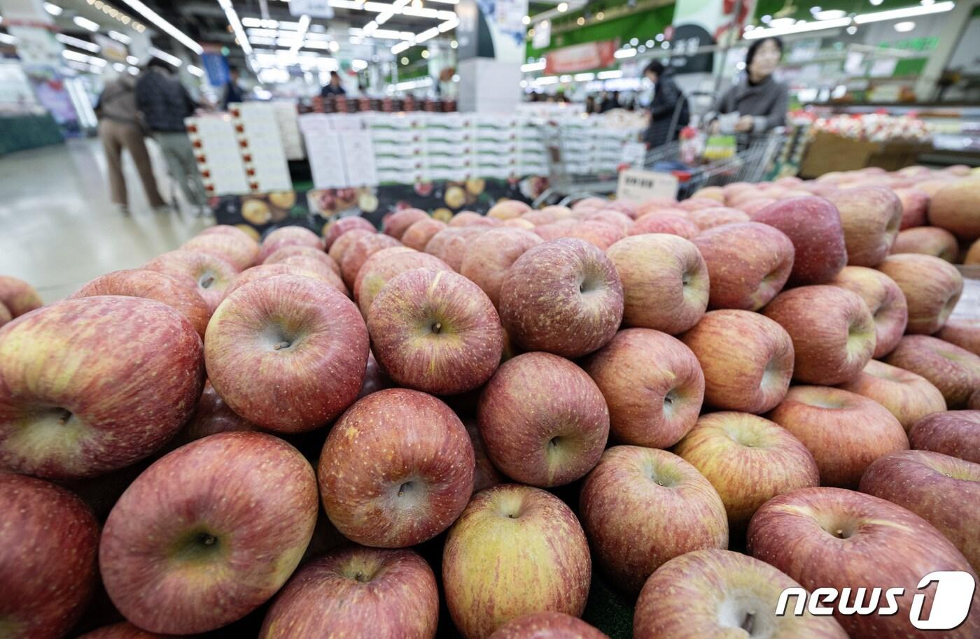 13일 오전 서울의 한 대형마트에 사과가 진열돼 있다. 이날 농림축산식품부와 축산물품질평가원, 한국농수산식품유통공사 등에 따르면 전날 사과 10kg당 도매가격은 9만1700원이다. 2024.3.13/뉴스1뉴스1 ⓒ News1 이재명 기자