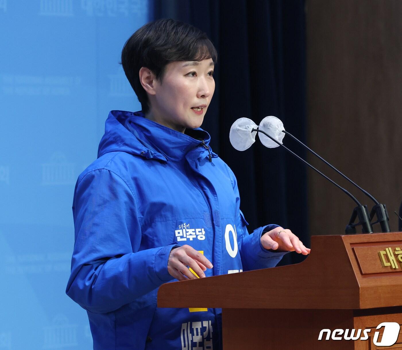 본문 이미지 - 이지은 전 총경이 13일 서울 여의도 국회 소통관에서 제22대 총선 더불어민주당 마포갑 출마선언 기자회견을 하고 있다. 2024.3.13/뉴스1 ⓒ News1 송원영 기자